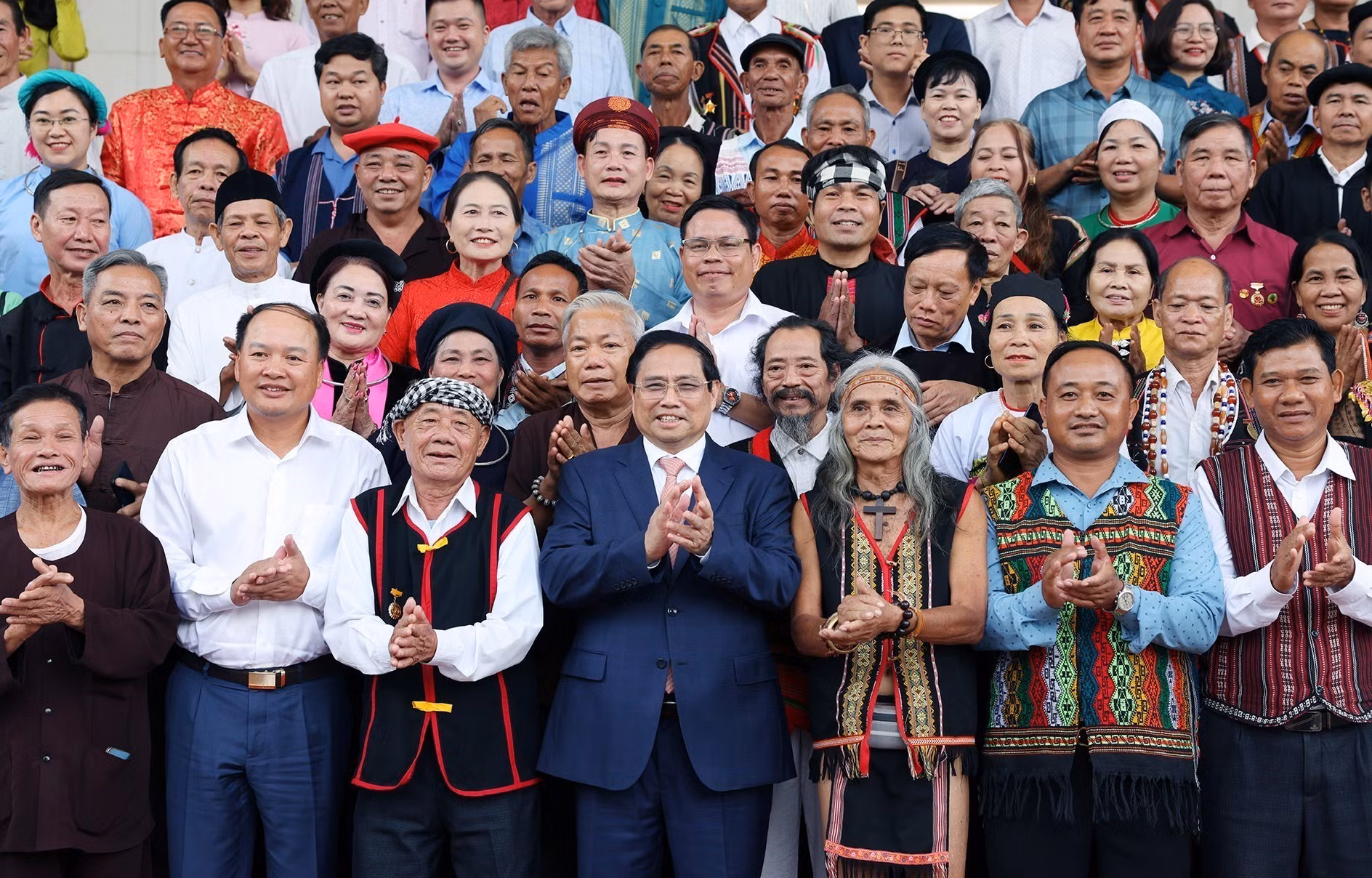 vna_potal_thu_tuong_gap_mat_gia_lang_truong_ban_nghe_nhan_va_nguoi_co_uy_tin_tieu_bieu__7331268.jpg -0