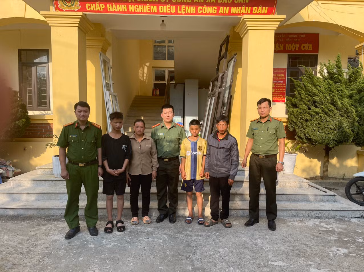 Từ thông tin trên cơ sở dữ liệu quốc gia về dân cư tìm được gia đình cho 2 cháu người Mông “đi lạc” -0