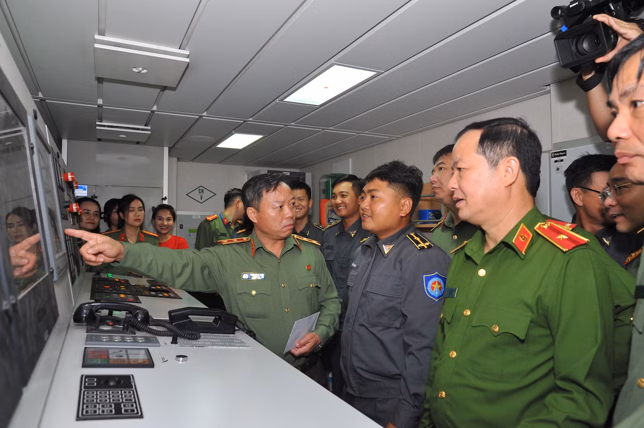 Đoàn công tác số 8 hoàn thành chuyến thăm quần đảo Trường Sa, nhà giàn DKI/2 năm 2024 -2