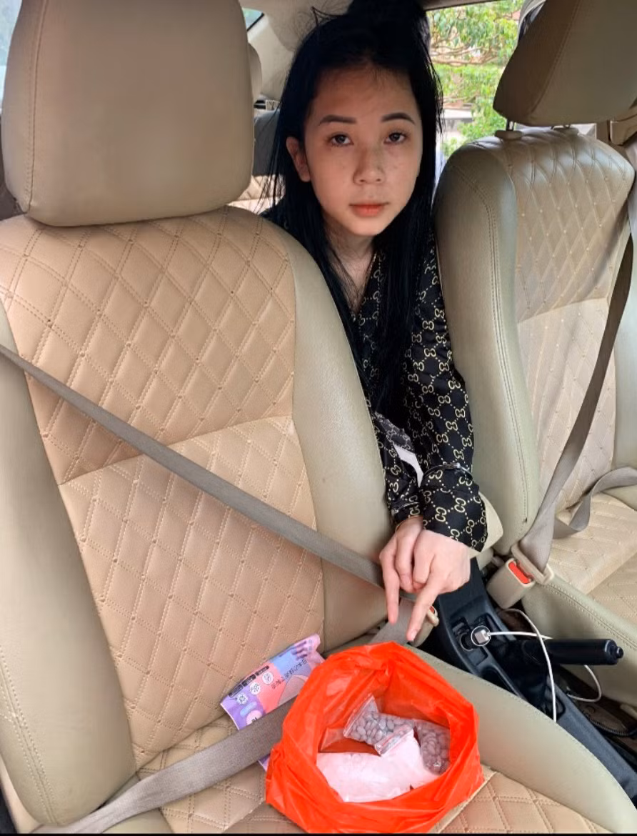 Bắt giữ cô gái 19 tuổi mua bán ma túy bằng ô tô -0