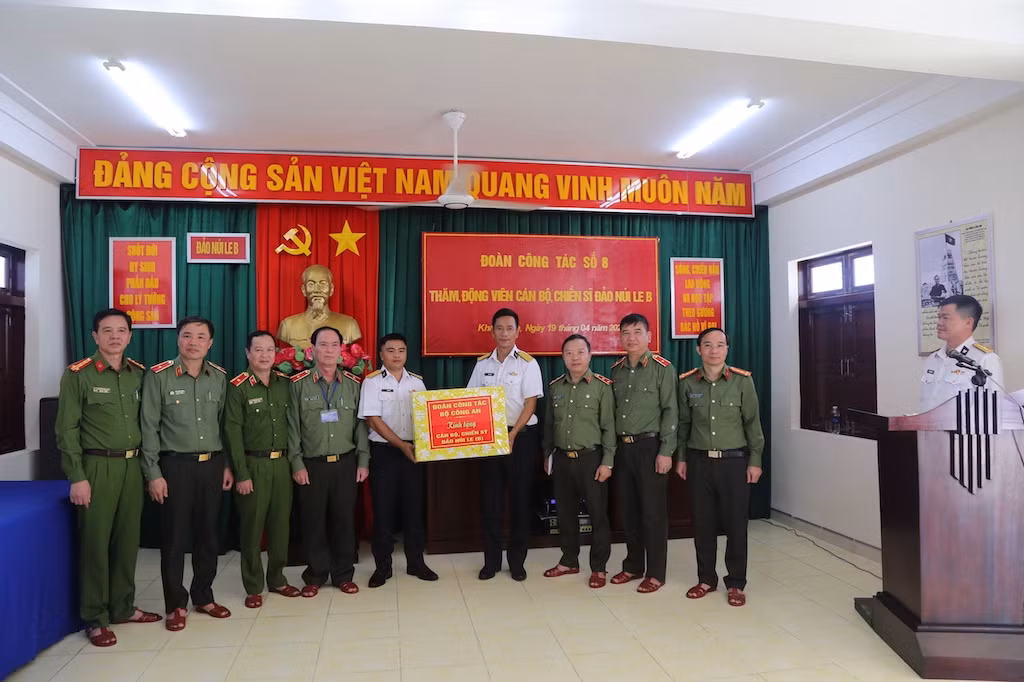 Đoàn công tác số 8 hoàn thành chuyến thăm quần đảo Trường Sa, nhà giàn DKI/2 năm 2024 -0