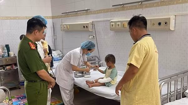 Công an Sơn La giúp đỡ cháu bé bị bỏng nặng