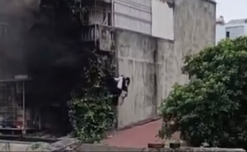 Khen thưởng 'người hùng' đập tường cứu hai cô gái trong đám cháy ở Hà Đông -0