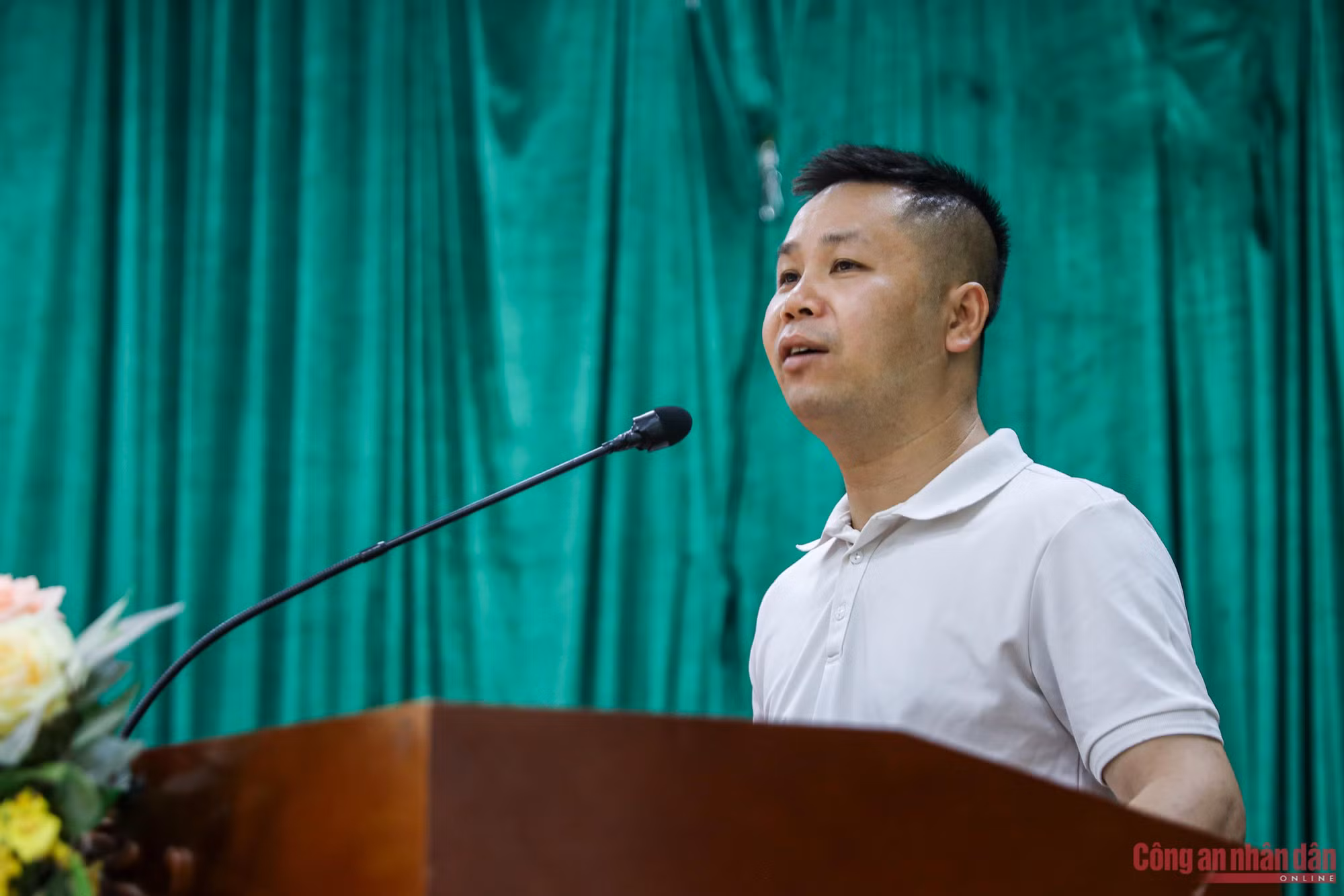Khen thưởng 'người hùng' đập tường cứu hai cô gái trong đám cháy ở Hà Đông -0