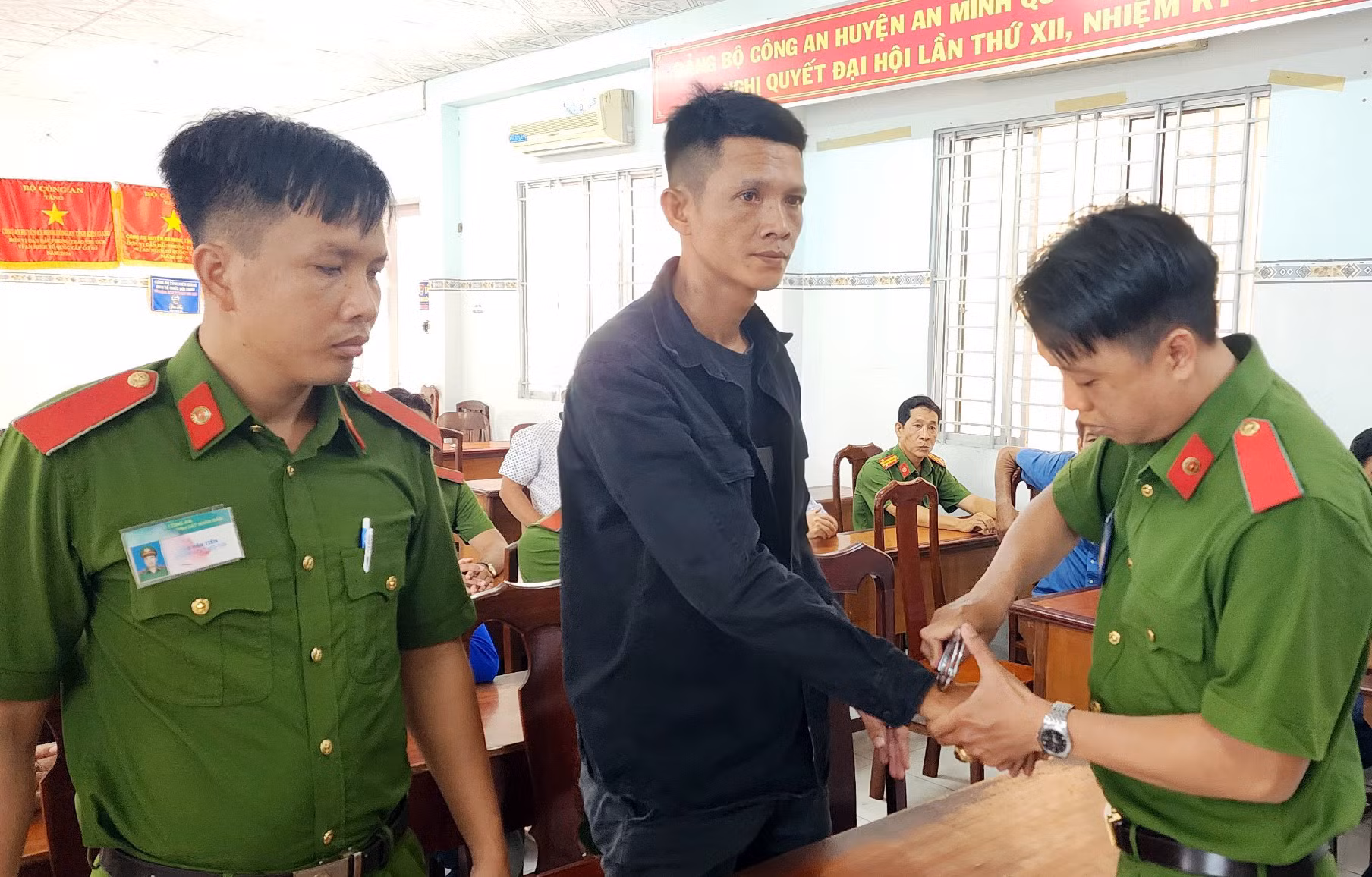 Bao chiếm mặt nước biển, đe dọa không cho người dân khai thác hải sản -0