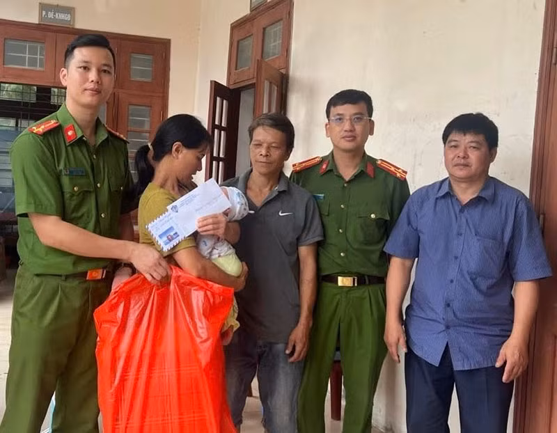 Thăm hỏi, sẻ chia mất mát cùng gia đình bị sạt lở tại Hiệp Lực -0