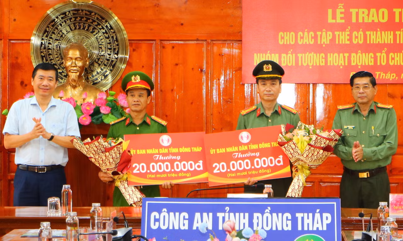Đồng Tháp khen thưởng các tập thể triệt phá đường dây đánh bạc trên 300 tỷ đồng -0