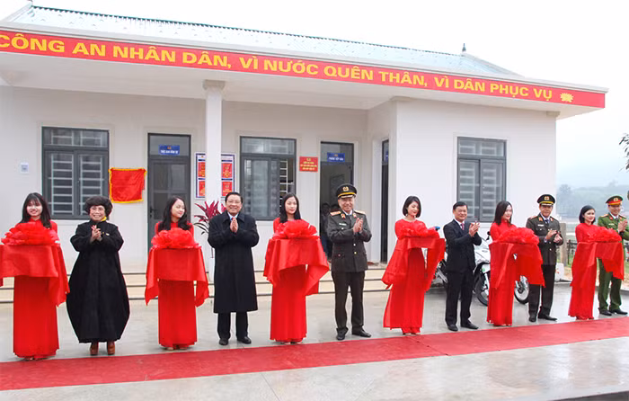 Trang 8: Đổi thay ở Công an xã biên giới - nơi Bộ trưởng Bộ Công an về khánh thành trụ sở -0