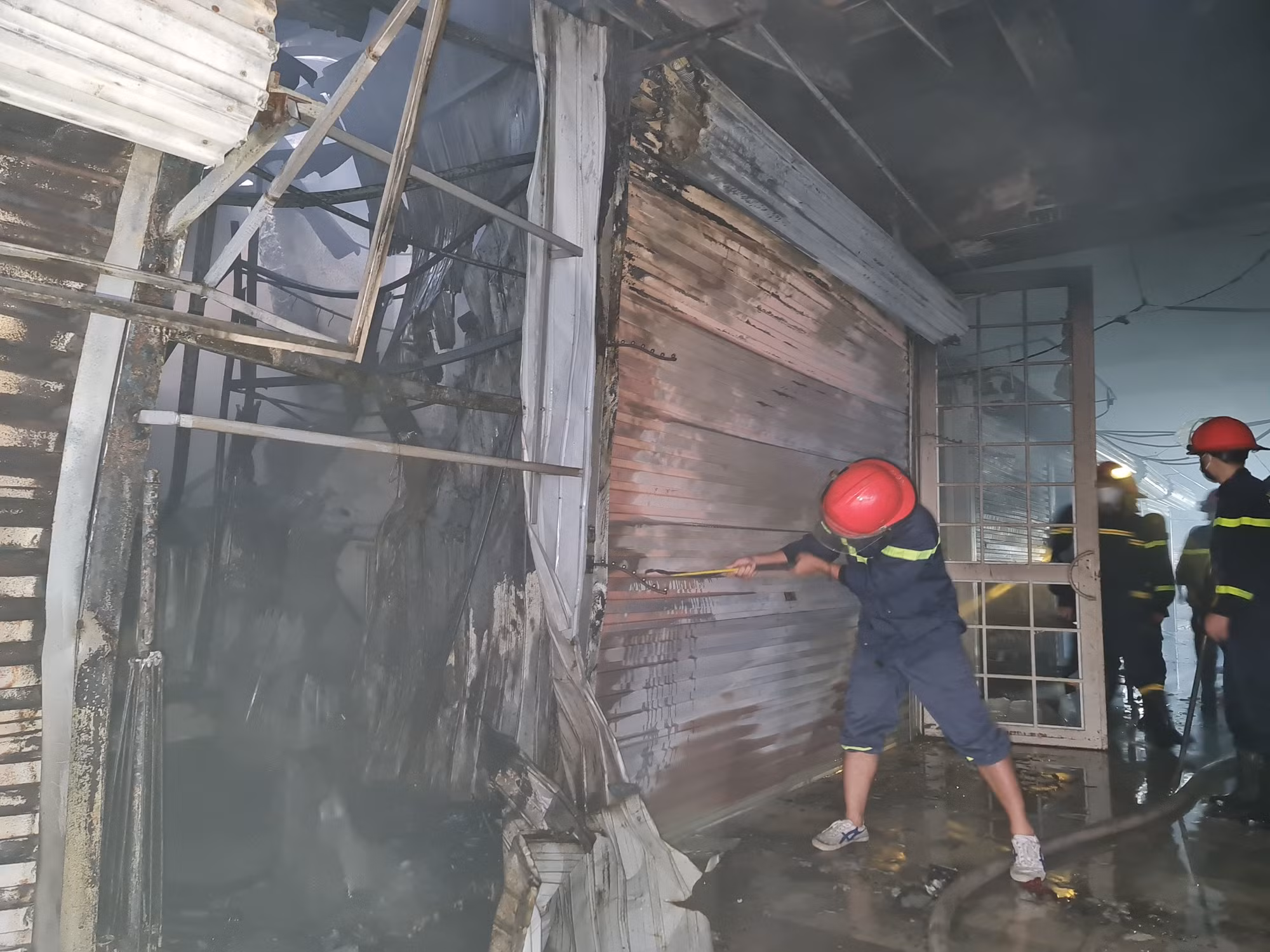 Hơn 80 cán bộ, chiến sĩ nỗ lực chữa cháy chợ trung tâm -0