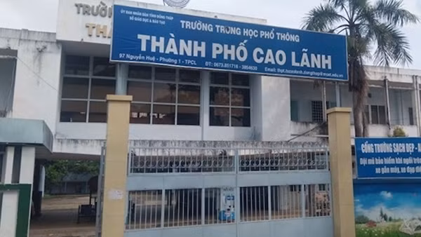 Kiểm điểm giáo viên để lộ ảnh "nhạy cảm" trong giờ dạy trực tuyến ảnh 2