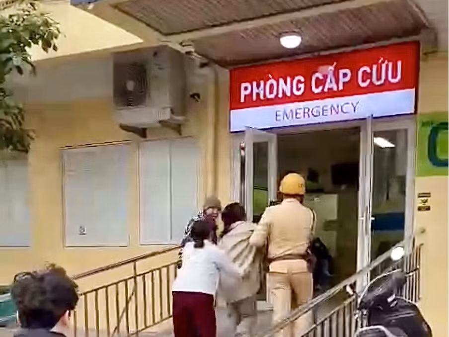 CSGT Hà Nội kịp thời hỗ trợ sản phụ đến bệnh viện an toàn -0