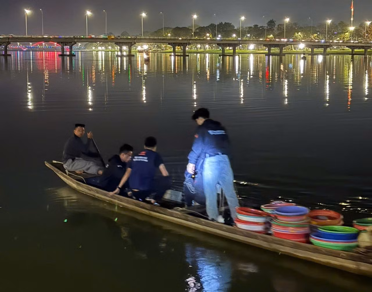 Người dân đánh rơi 2 cây vàng xuống sông Hương -0