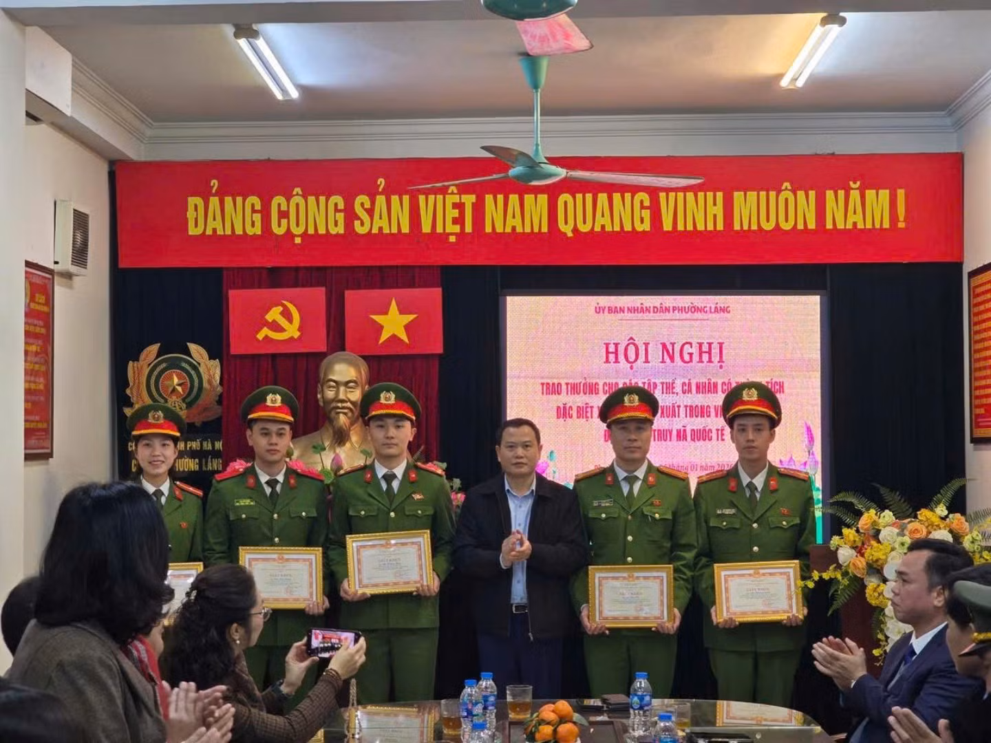 Khen thưởng Công an phường Láng bắt đối tượng truy nã quốc tế lừa đảo qua mạng -0