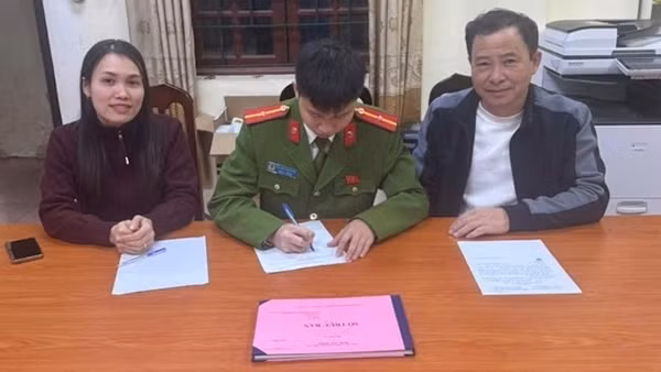 Công an xã hỗ trợ người dân nhận lại hơn 2 tỷ đồng chuyển khoản nhầm