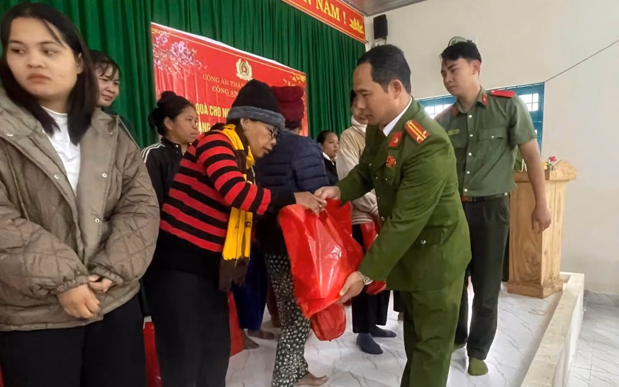Mang Xuân sớm đến với đồng bào vùng sâu, vùng xa tại Đà Nẵng -0