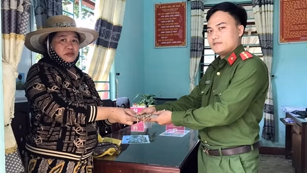 Công an xã trao trả tài sản có giá trị lớn cho người đánh rơi
