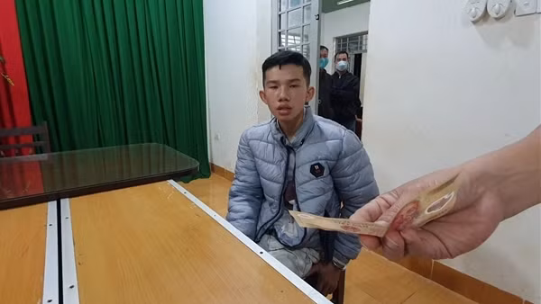 Giả danh Công an dừng xe cưỡng đoạt tiền học sinh