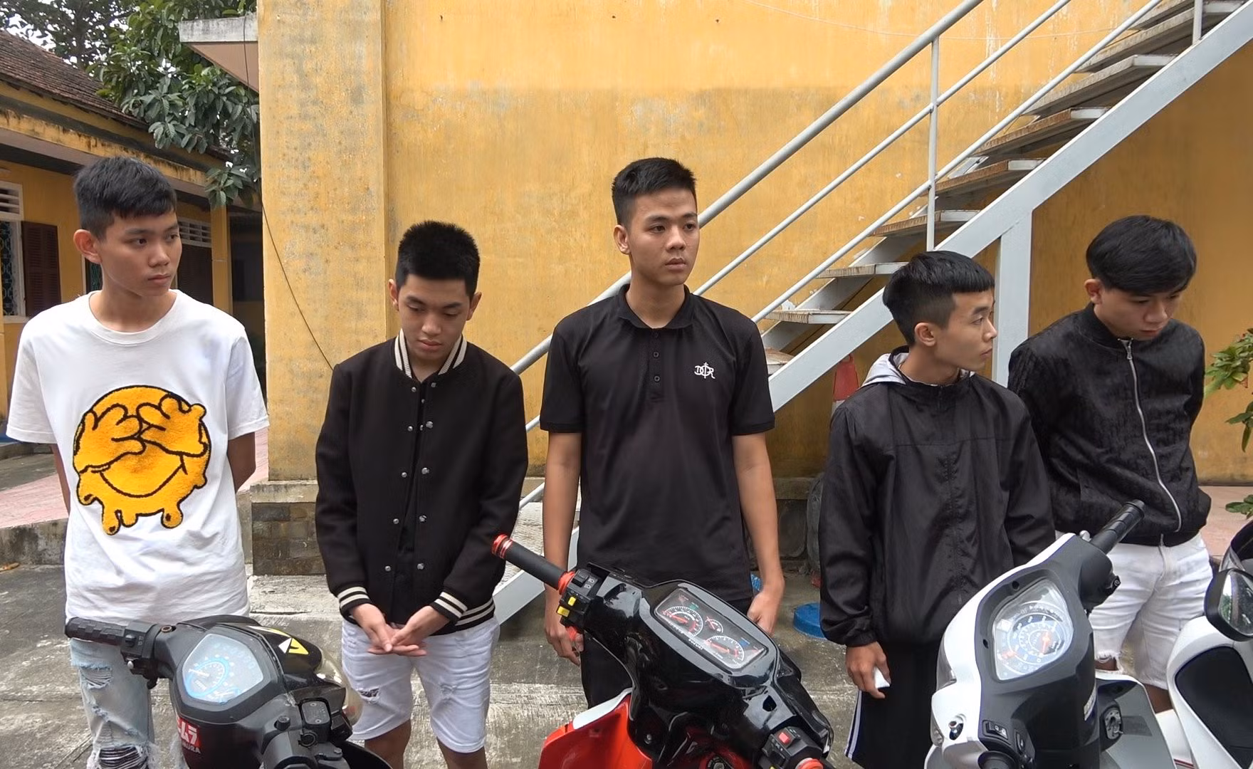 Làm rõ nhóm thanh niên lái mô tô lạng lách quay clip đăng lên mạng xã hội -0