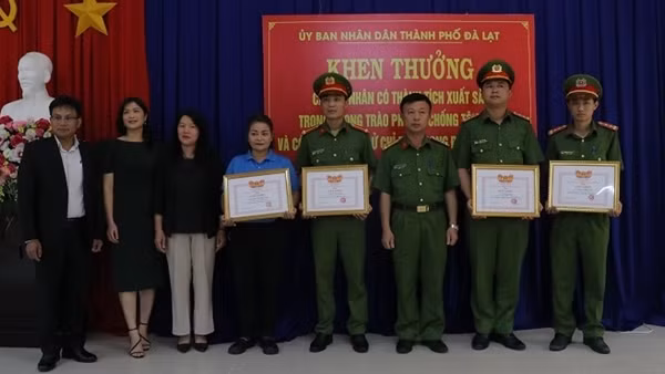 Nhiều cán bộ, chiến sĩ Công an Lâm Đồng được khen thưởng
