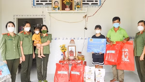 “Mẹ đỡ đầu” - việc làm nhỏ, ý nghĩa lớn