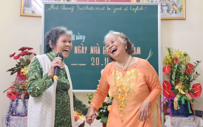 Lớp học tiếng Anh miễn phí dành cho các bô lão -0