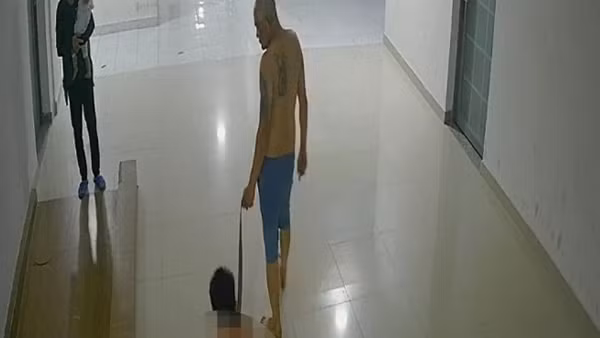 Bắt khẩn cấp người cha hành hạ con ruột