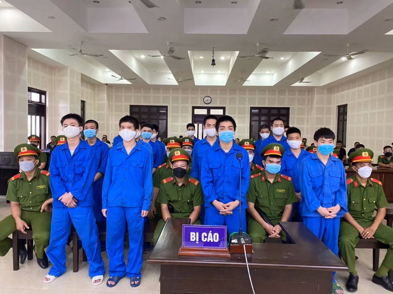 19 thanh thiếu niên cùng lãnh án về tội 