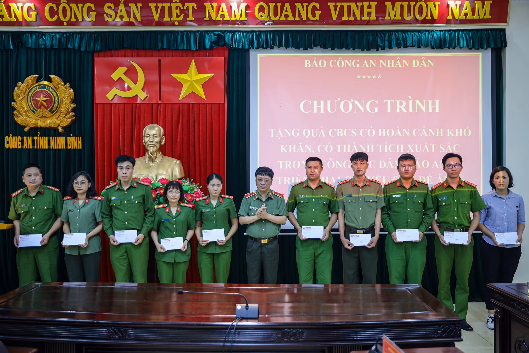 Báo CAND tổ chức chuyến sinh hoạt chính trị, “về nguồn” tại Ninh Bình -1