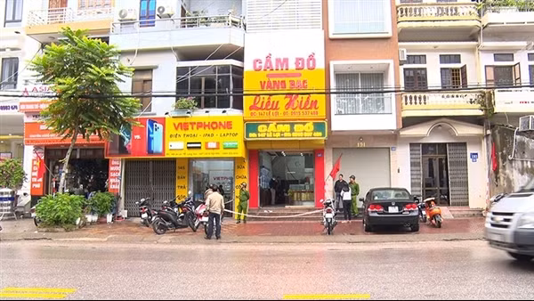 Vợ chồng chủ nhà khóa tay kẻ dùng dao cướp tiệm vàng