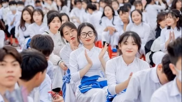 Giữ hay bỏ lớp không chuyên trong trường chuyên?