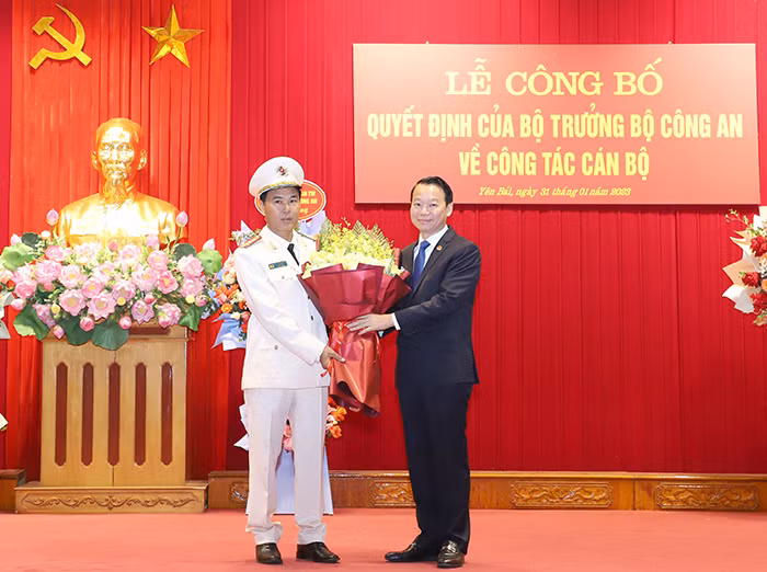 Công bố Quyết định của Bộ trưởng Bộ Công an về công tác cán bộ -3