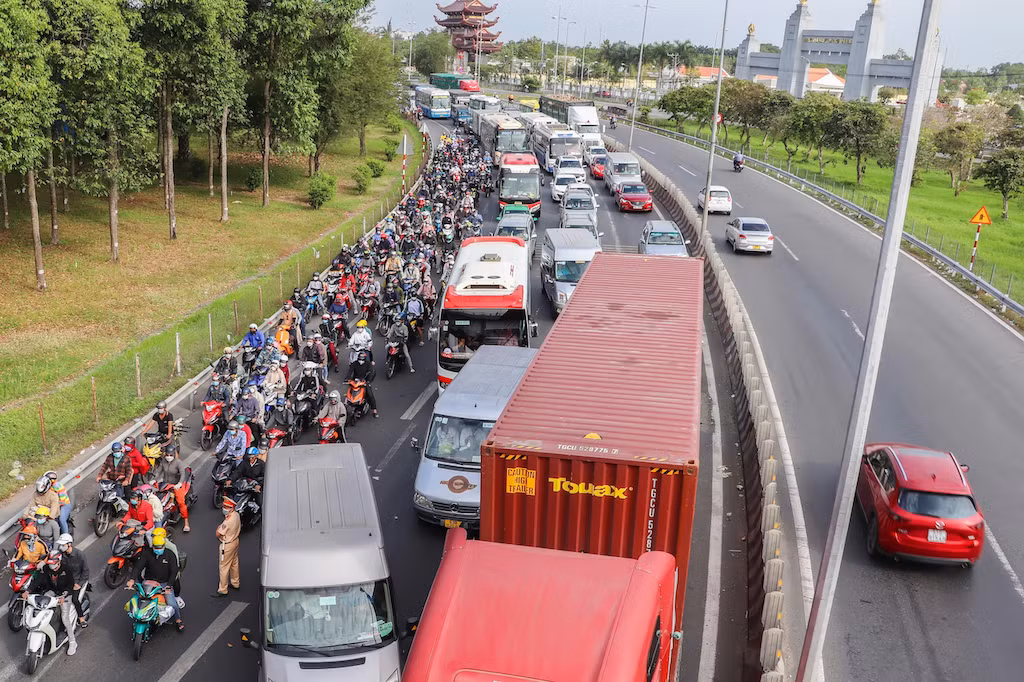Công an Vĩnh Long phát nước cho người đi đường -0