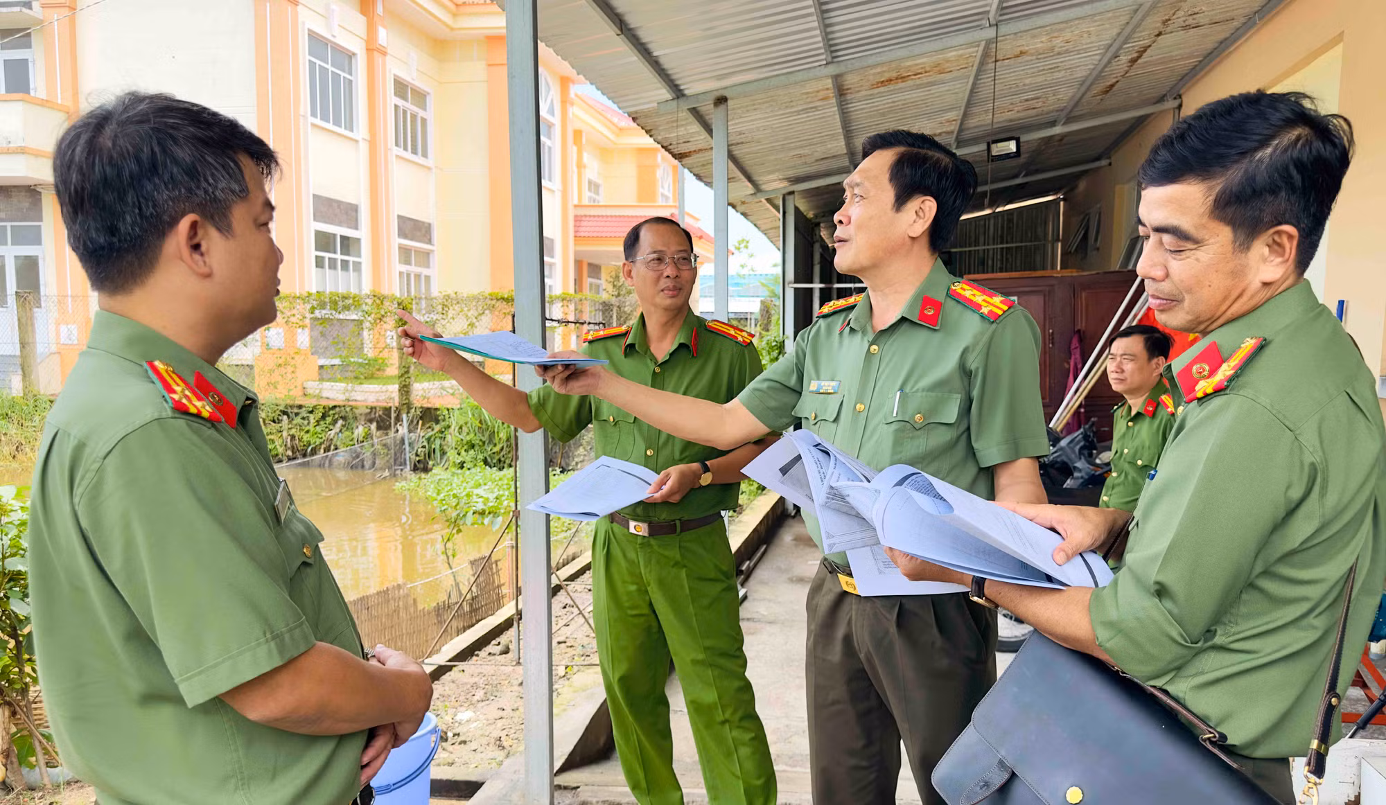 Xây dựng niềm tin của nhân dân đối với Công an cơ sở -2