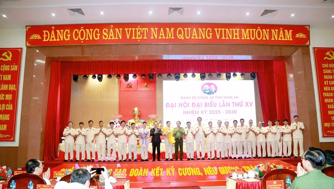 Công an Nghệ An: &nbsp;Tiếp tục tăng cường xây dựng Đảng, xây dựng lực lượng với phương châm “tỉnh vững mạnh, toàn diện, xã bám cơ sở