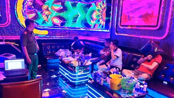 Phát hiện nhóm thanh niên dương tính với ma túy tại Karaoke Dubai Bến Tre