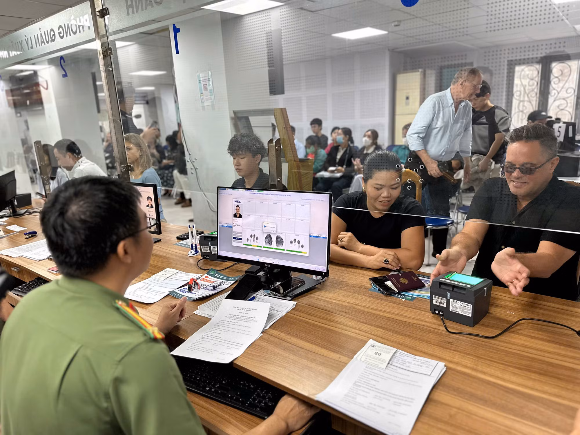 Cấp định danh điện tử cho người nước ngoài “hết việc chứ không chỉ hết giờ” -2