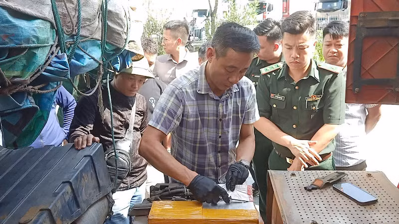 Triệt phá đường dây vận chuyển hơn 235&nbsp;kg bạc tinh khiết, trị giá gần 7 tỷ đồng qua biên giới -1
