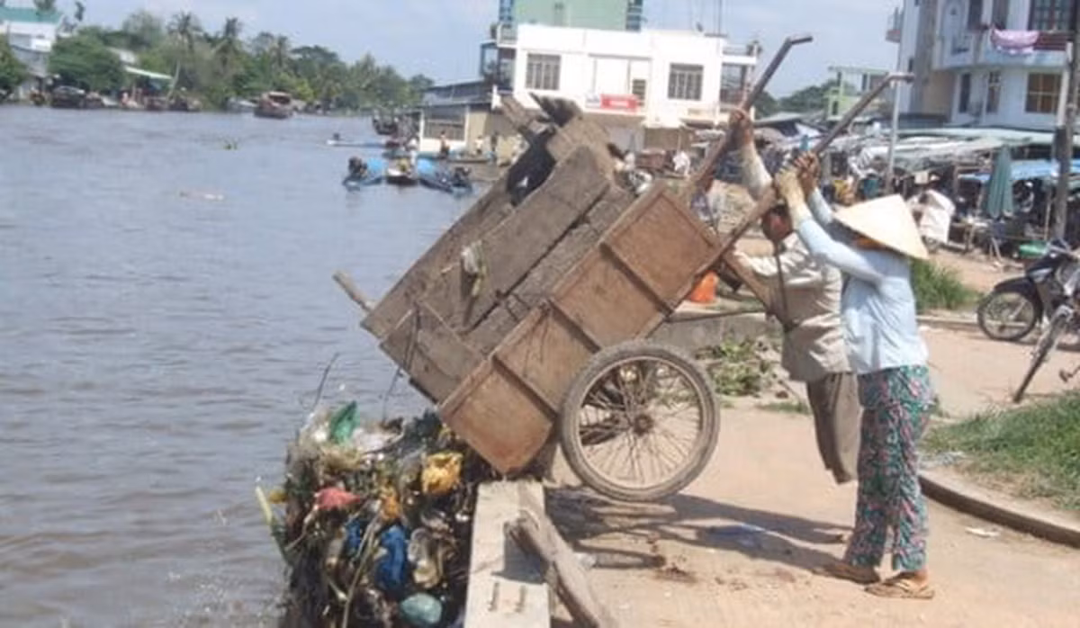 Xả rác xuống sông, hồ bị xử phạt như thế nào? -0