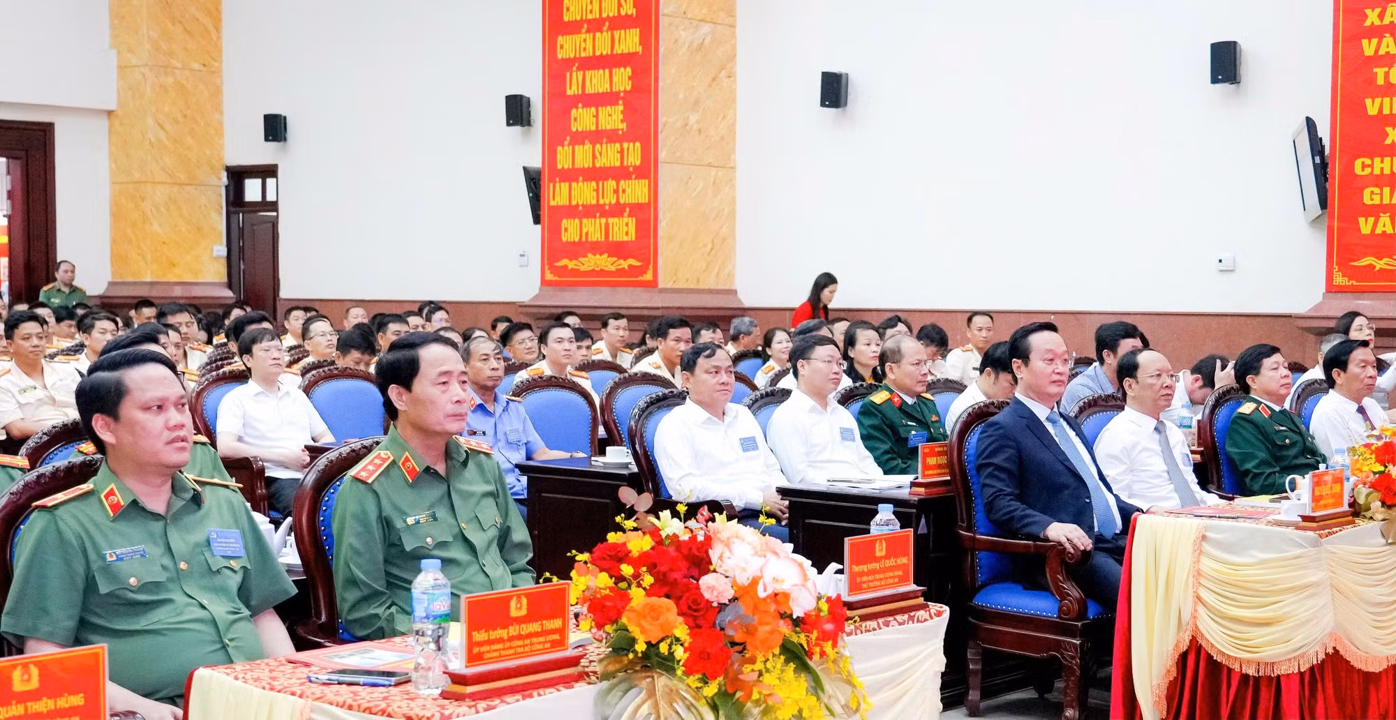 Công an Nghệ An: &nbsp;Tiếp tục tăng cường xây dựng Đảng, xây dựng lực lượng với phương châm “tỉnh vững mạnh, toàn diện, xã bám cơ sở
