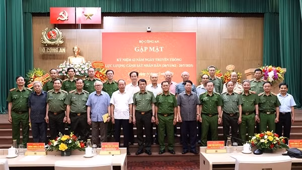 Bộ Công an gặp mặt nhân kỷ niệm 63 năm Ngày truyền thống lực lượng CSND