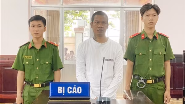 Dụ dỗ bé gái hàng xóm làm chuyện người lớn, “yêu râu xanh” lãnh 7 năm tù