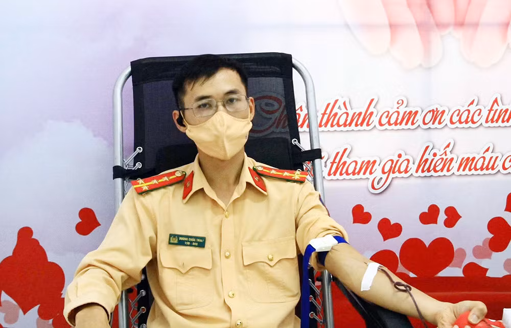 Cán bộ phòng CSGT Công an tỉnh Cao Bằng kịp thời hiến máu cứu người -0
