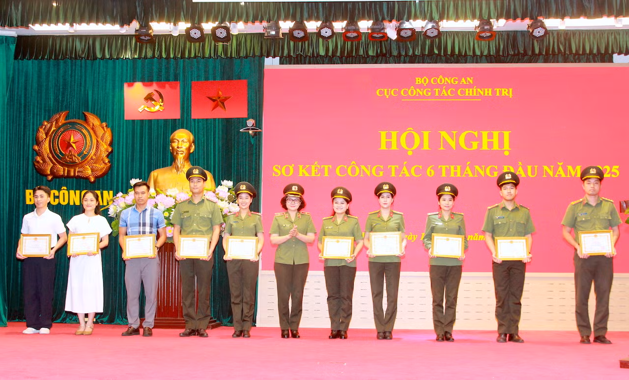 Phát huy vai trò của công tác chính trị -2