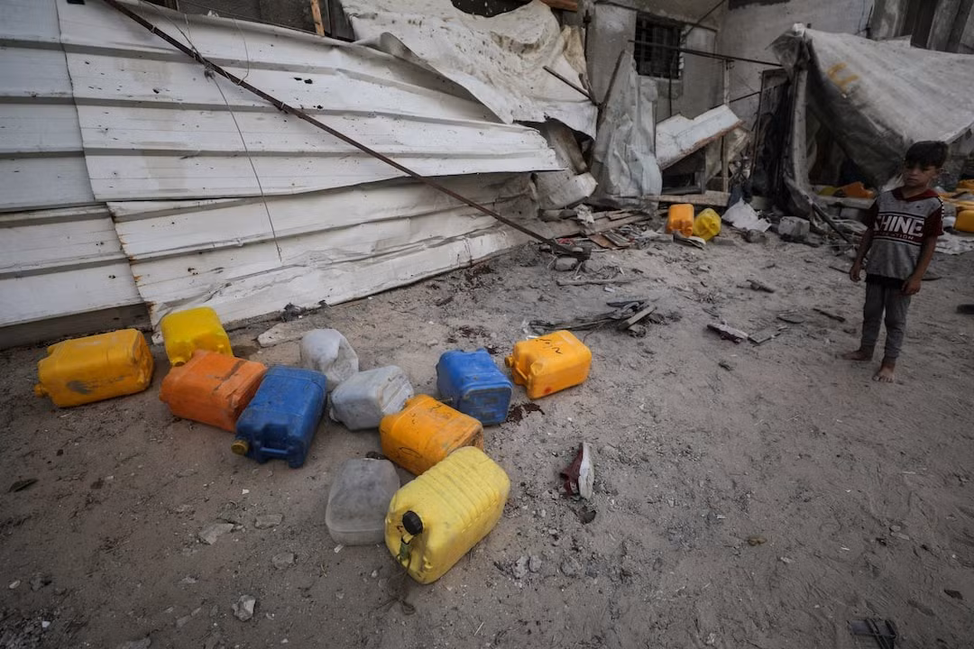 Tên lửa rơi trúng điểm phân phối nước ở Gaza, Israel nói do 