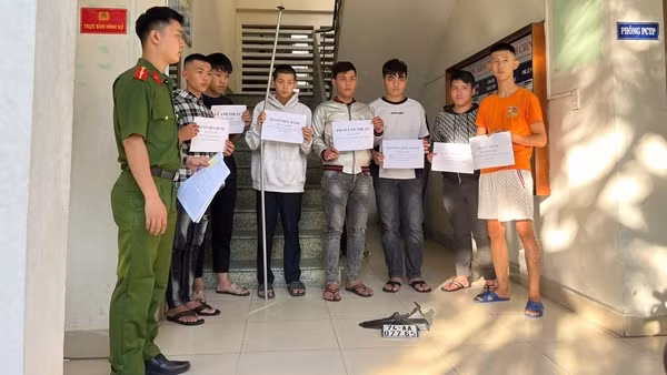 Nhóm thanh thiếu niên mang hung khí hành hung người đi đường