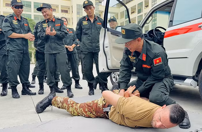 Cảnh sát gìn giữ hòa bình Việt Nam “vượt nắng, thắng mưa” tập luyện thực chiến của cùng chuyên gia Itali -0