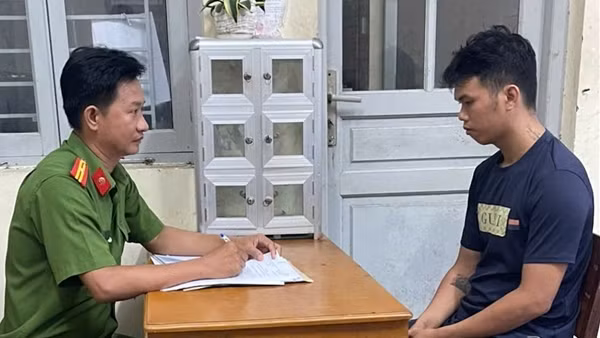 Bắt tạm giam thanh niên bóp cổ phụ nữ để cướp tài sản