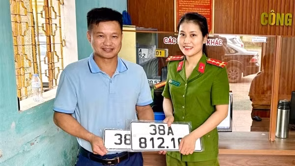 Người dân Hà Tĩnh phấn khởi đăng ký xe tại Công an xã