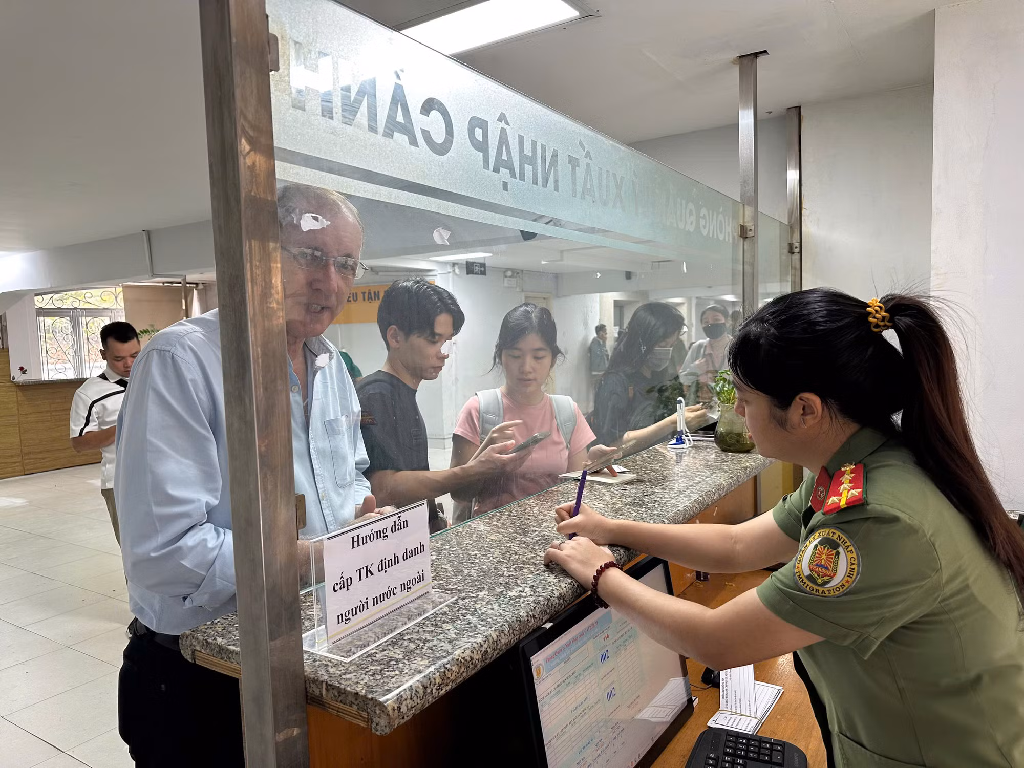 Cấp định danh điện tử cho người nước ngoài “hết việc chứ không chỉ hết giờ” -3