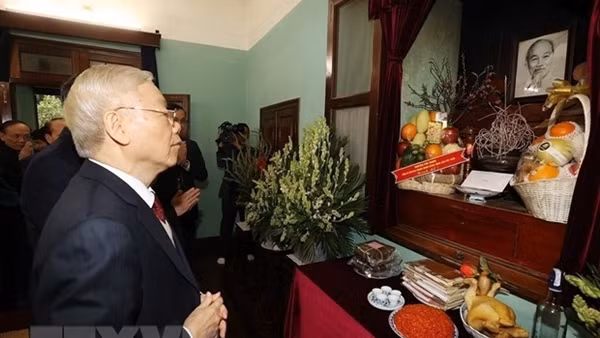 Tổng Bí thư dâng hương tưởng niệm Chủ tịch Hồ Chí Minh
